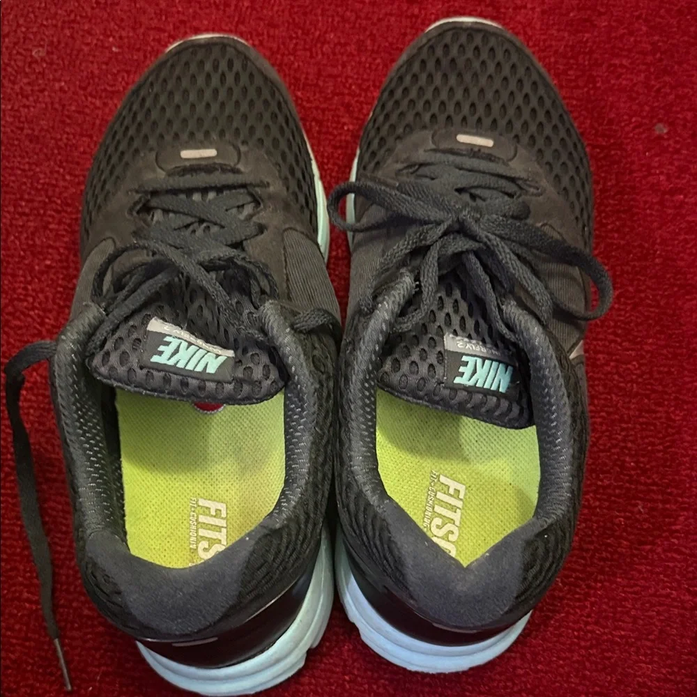 Nike Men's Black and Gray Athletic Shoes